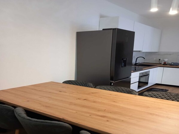 Refrigerador, microondas, horno, placa de cocina