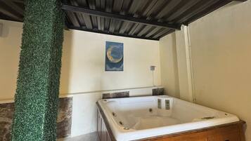 DELUXE FAMILY SUITE WITH JACUZZI | Private spa tub