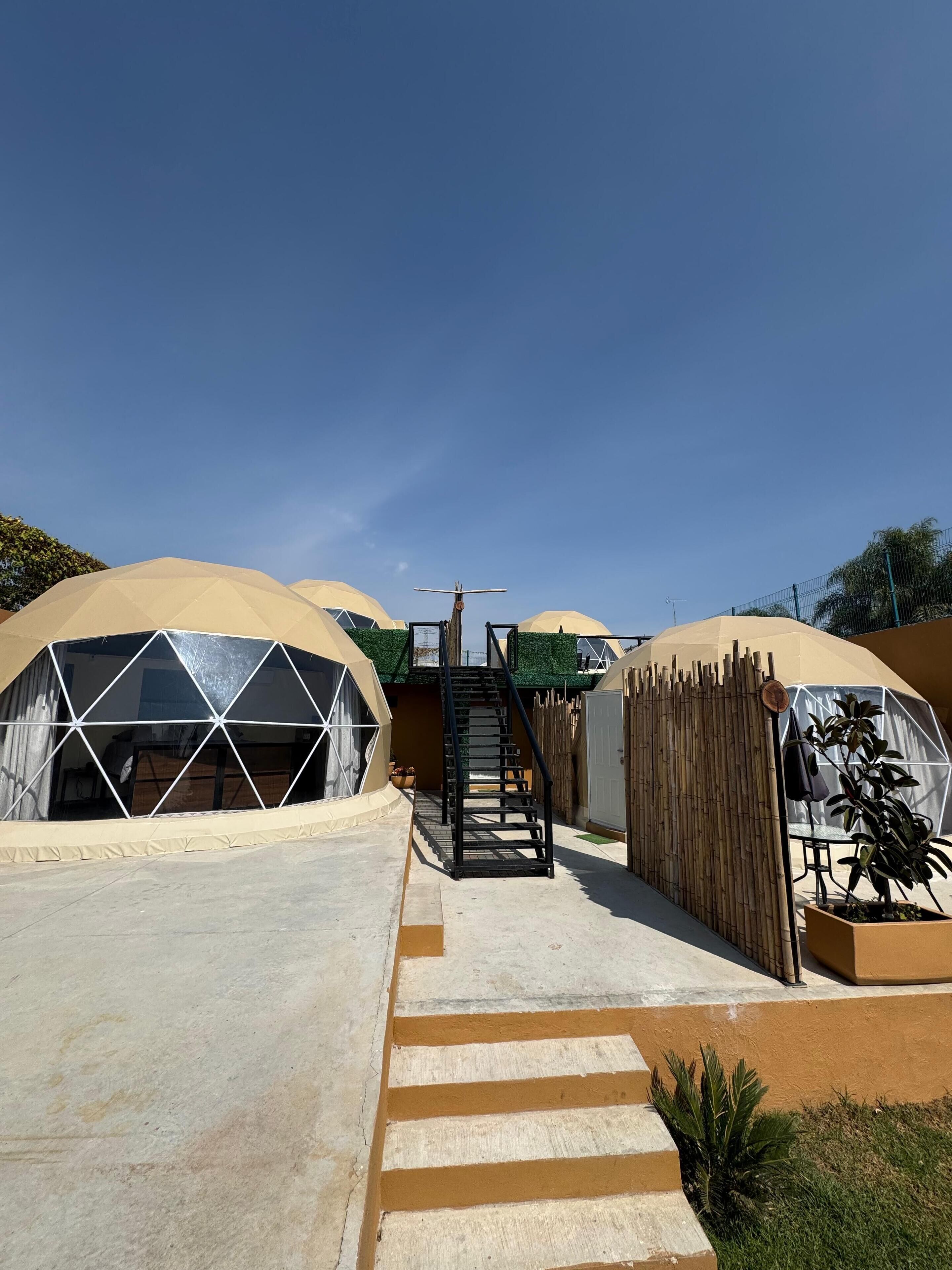 Vista frontal de la propiedad