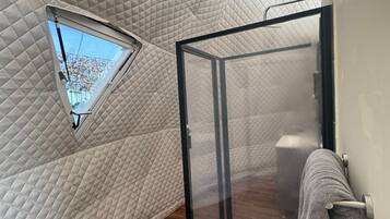 DELUXE DOME WITH JACUZZI VIEW OF THE DAM | Bathroom | Towels, soap, shampoo, toilet paper