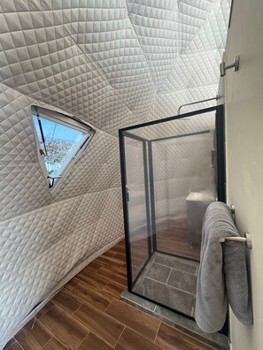Deluxe tent | Badkamer | Handdoeken, zeep, shampoo, toiletpapier