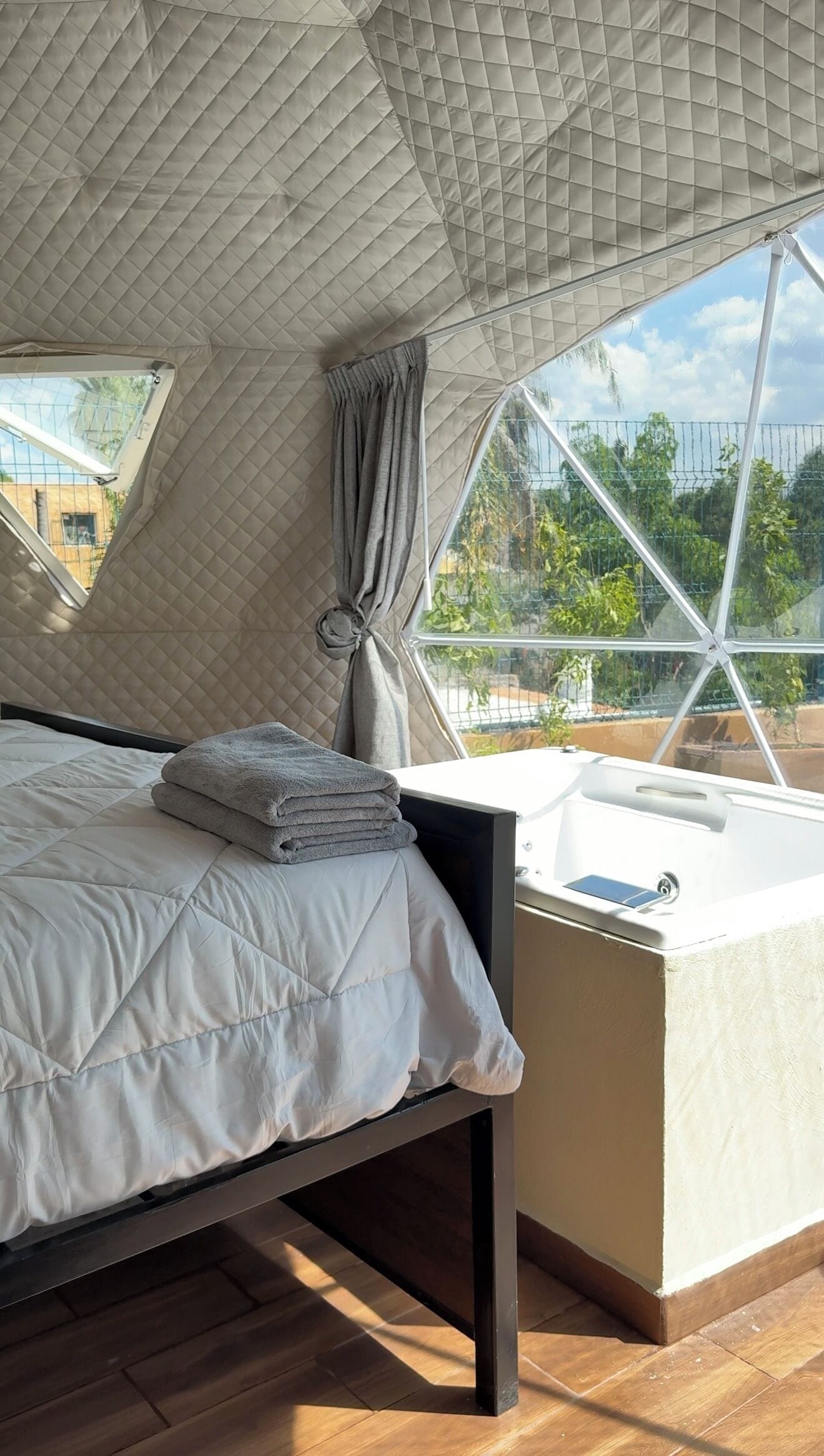 DELUXE DOME WITH JACUZZI VIEW OF THE DAM | Private spa tub