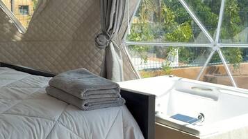 DELUXE DOME WITH JACUZZI VIEW OF THE DAM | Private spa tub