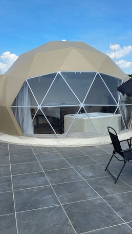 DELUXE DOME WITH JACUZZI VIEW OF THE DAM | Living area