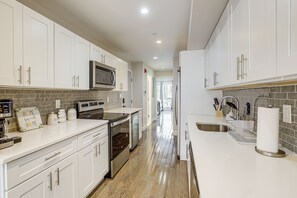 Fridge, microwave, stovetop, dishwasher - Month-Long Philly Base 3 Mi to Lincoln Financial! (Philadelphia)