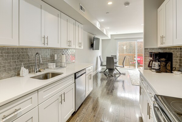 Fridge, microwave, stovetop, dishwasher