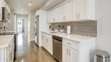 Fridge, microwave, stovetop, dishwasher