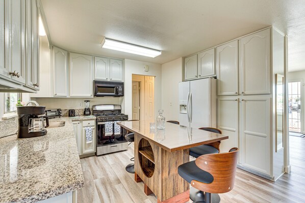 Fridge, microwave, stovetop, dishwasher