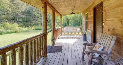 Rustic, Woodsy Cabin in Palestine w/ Pool Table!