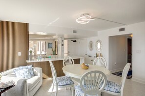 Dining - 4 Mi to Lovers Key SP: Modern Condo w/ Ocean Views (Fort Myers Beach)