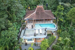 A house with a swimming pool surrounded by dense vegetation. - Yoga Maya Villa (Bali)