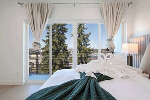 4 bedrooms, iron/ironing board, WiFi, bed sheets - Elevated Escape • 4b2b TH w/ City & Lake Charm (Seattle)