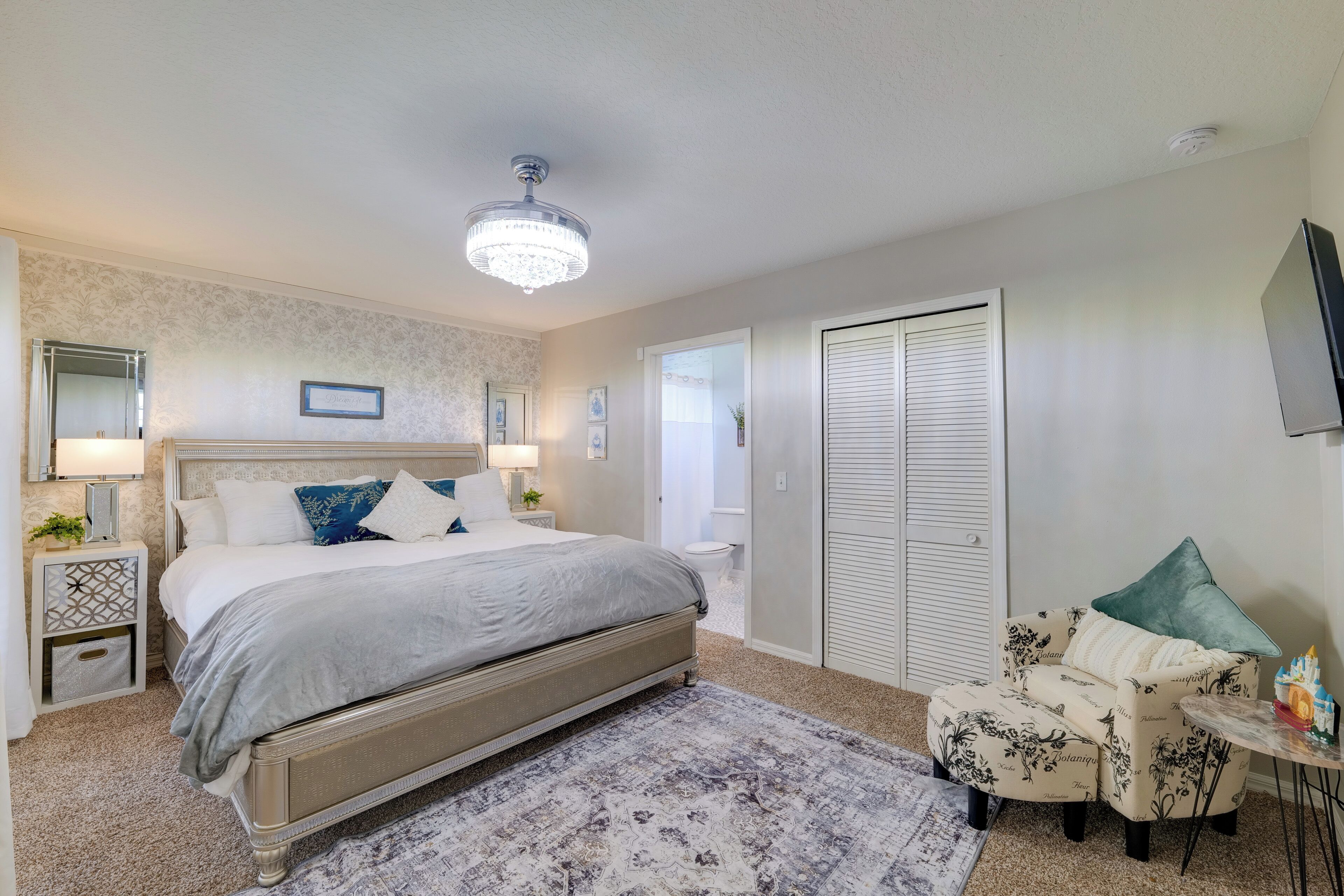 3 bedrooms, travel crib, internet, bed sheets