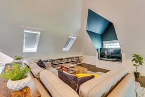 TV, books, video library, offices - Walk to Main St: Eclectic Gem in Little Rock (Little Rock)
