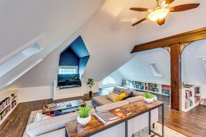 Fernseher, Bücher, Videothek, Arbeitsbereiche