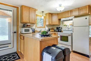 Refrigerador, microondas, parrilla de estufa y cafetera y tetera 