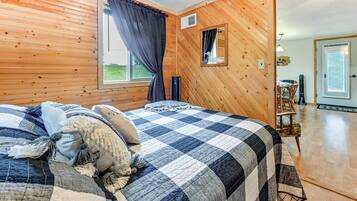 2 bedrooms, internet, bed sheets