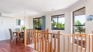 Interior - Sharon Lee 2 - Rainbow Beach (Rainbow Beach)