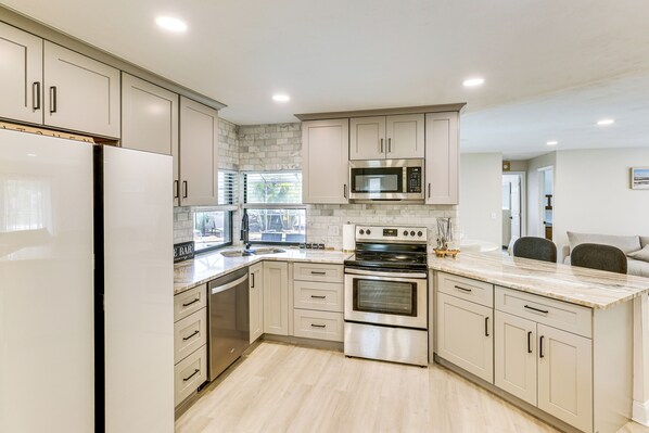 Fridge, microwave, stovetop, dishwasher