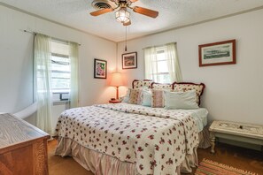 4 bedrooms, desk, Internet, bed sheets - Walk to Marina: Family Home w/ Yard in Kingston (Kingston)