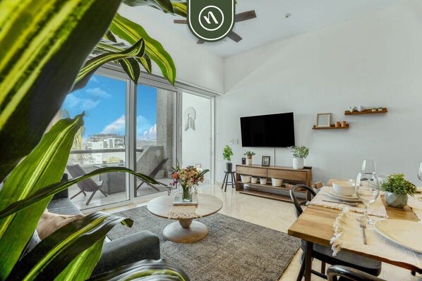 Departamento, 1 cama King size y sofá cama, balcón, vista al océano (Misiones Cabo 7308) | Área de sala de estar | Televisión de pantalla plana de 42 pulgadas con canales digitales 