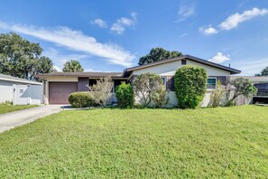 Exterior - 'Grandpa Dave’s Vintage Getaway' in Pinellas Park! (Pinellas Park)