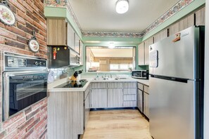 Réfrigérateur, micro-ondes, plaque de cuisson, cafetière/bouilloire