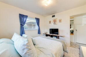 3 bedrooms, desk, Internet, bed sheets - 'Grandpa Dave’s Vintage Getaway' in Pinellas Park! (Pinellas Park)