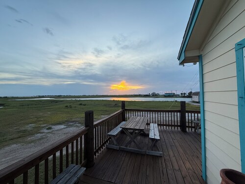 Charming 2-bedroom sporting cottage in beautiful Indianola Tx, close to the fish