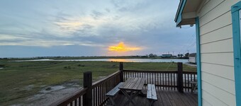 Charming 2-bedroom sporting cottage in beautiful Indianola Tx, close to the fish