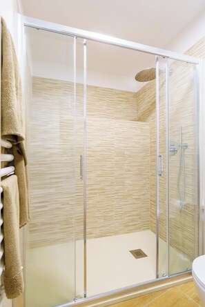 Dusche, Haartrockner, Bidet, Handtücher