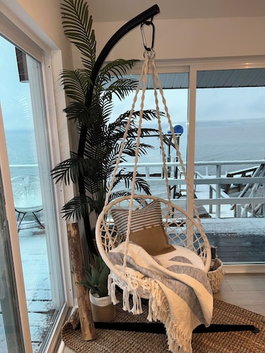 Beautiful Lakehouse - directly on lake!