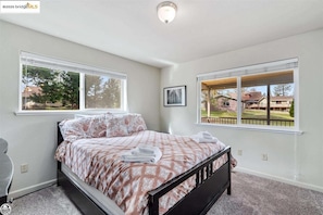 5 bedrooms, desk, free WiFi, bed sheets - Yosemite Family Retreat • Ping Pong • Foosball • Spacious Cabin and Forest Views (Groveland)