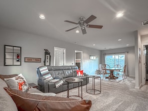Smart TV, fireplace, table football, ping pong - Yosemite Family Retreat • Ping Pong • Foosball • Spacious Cabin and Forest Views (Groveland)