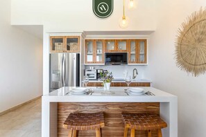 Cafetera/tetera, mesa de comedor