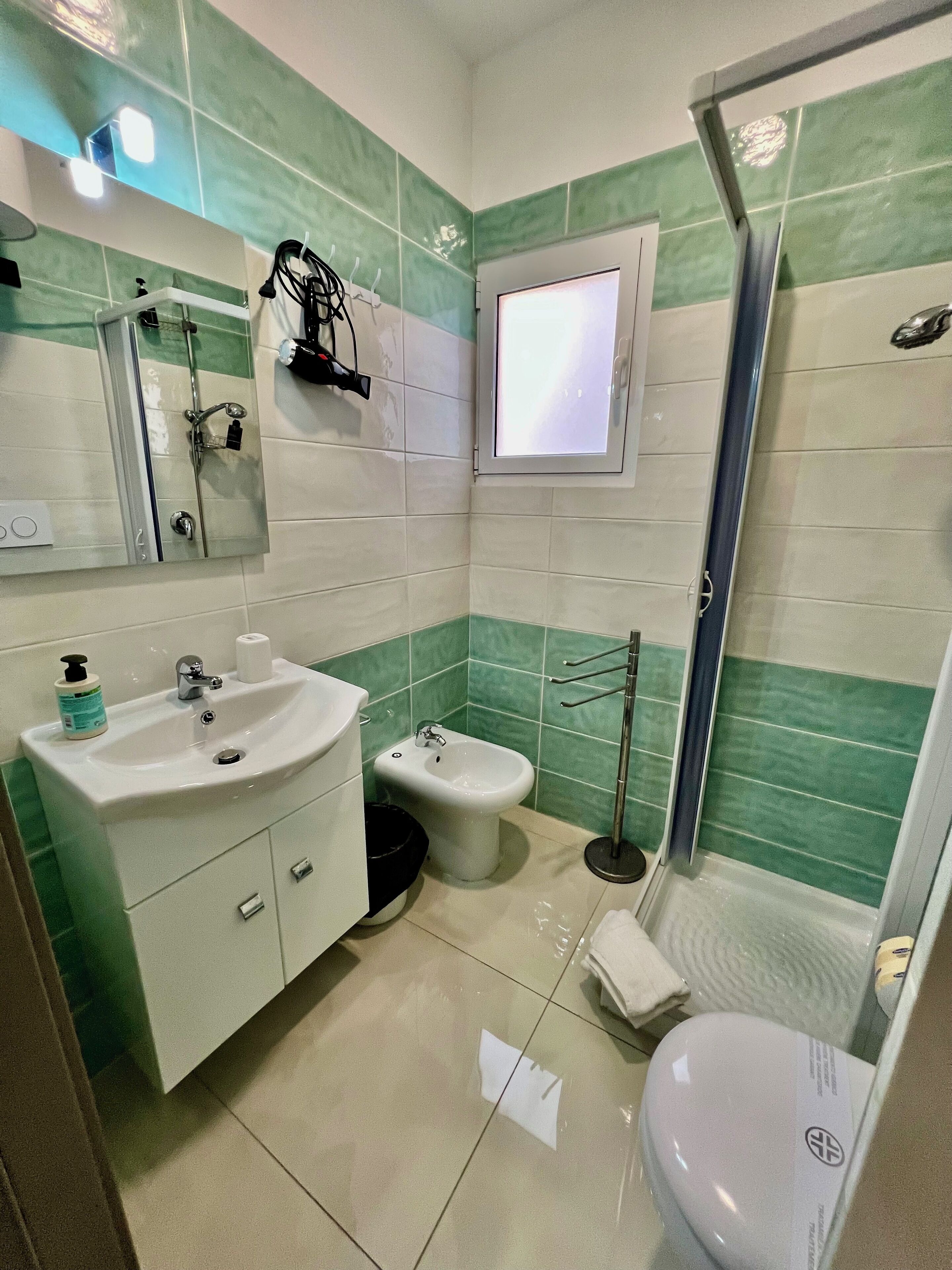 Doccia, asciugacapelli, bidet, asciugamani