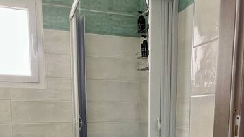 Dusche, Haartrockner, Bidet, Handtücher