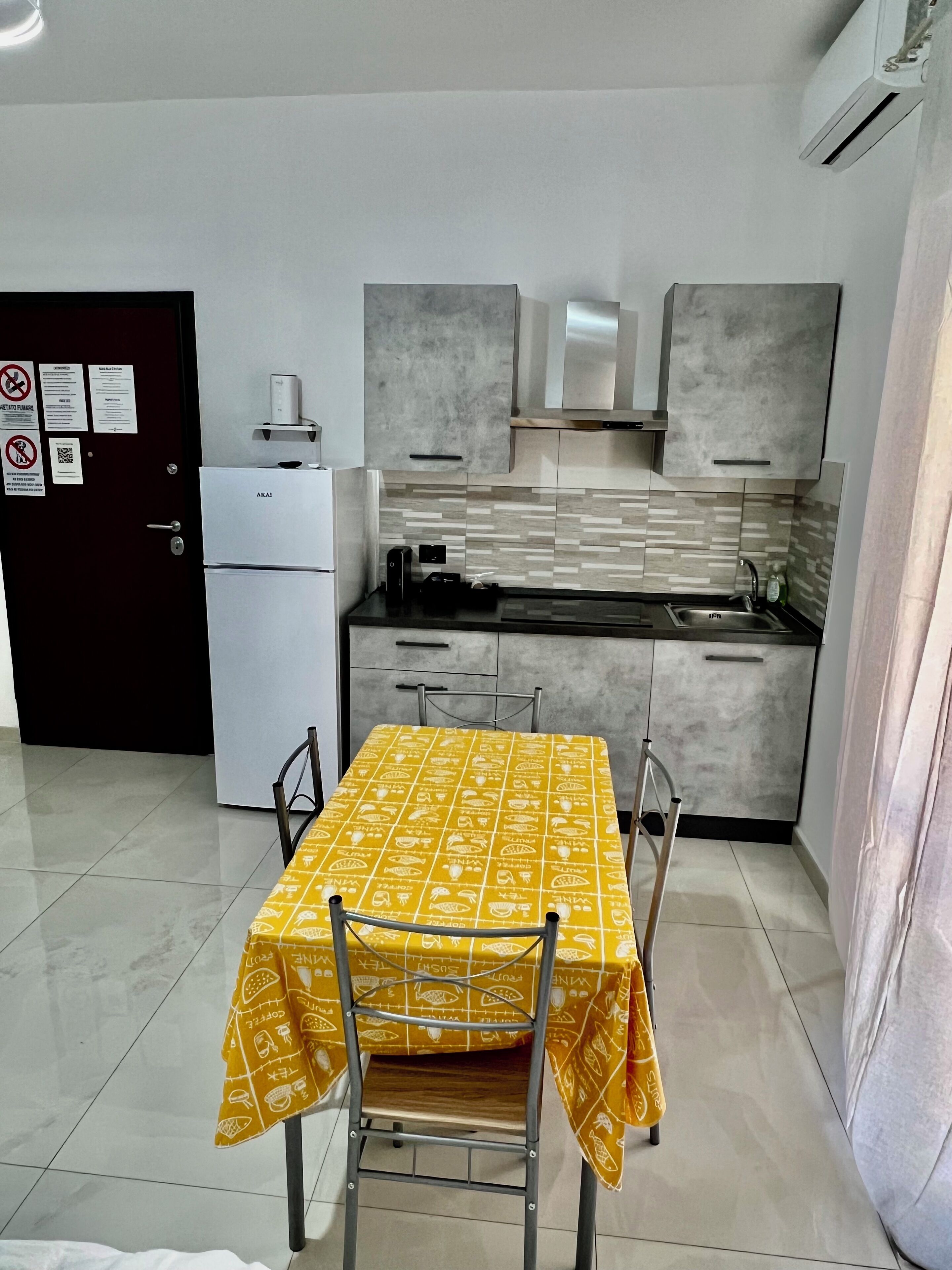 Kühlschrank, Herdplatte, Wasserkocher mit Kaffee-/Teezubehör