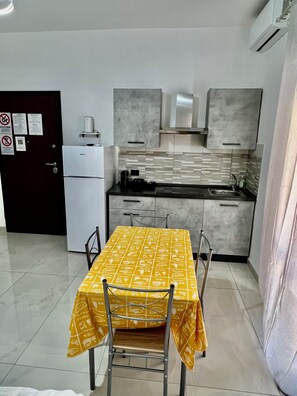 Refrigerador, parrilla de estufa y cafetera y tetera 