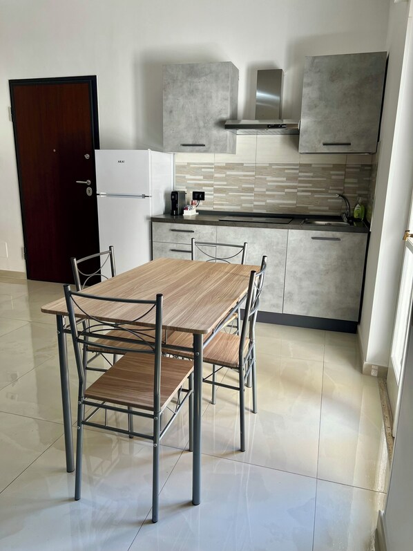 Frigorífico, placa de cocina, cafetera o tetera y utensilios de cocina
