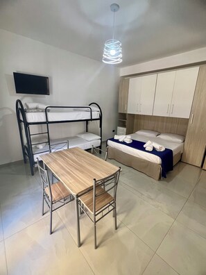 1 dormitorio, cuna de viaje, ropa de cama