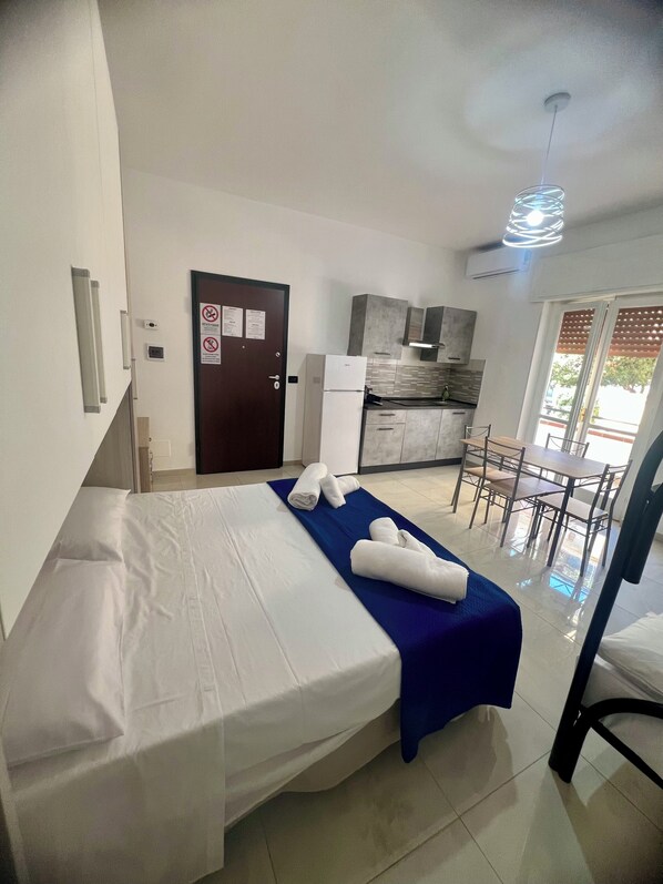 1 bedroom, travel cot, bed sheets