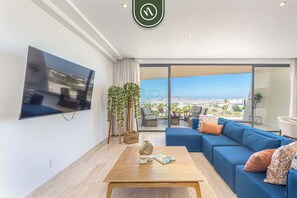 公寓, 多张床, 阳台, 海洋景观 (Mistiq 320) | 起居区 | 42-英寸纯平电视（配备数码频道）