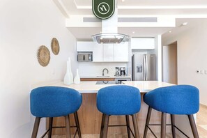 Apartment, Multiple Beds, Balcony, Ocean View (Mistiq 320) | Private kitchen