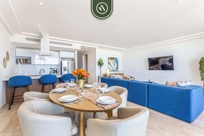 Apartment, Multiple Beds, Balcony, Ocean View (Mistiq 320) | Dining