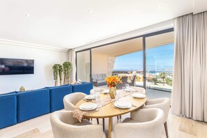 Apartment, Multiple Beds, Balcony, Ocean View (Mistiq 320) | Dining