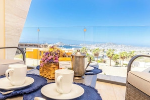 Apartment, Multiple Beds, Balcony, Ocean View (Mistiq 320) | Dining