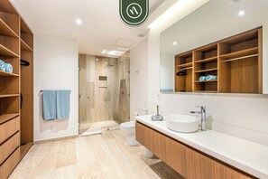 Appartement, plusieurs lits, balcon, vue océan (Mistiq 320) | Salle de bain