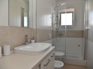 Apartamento (Two Bedroom Apartment with Balcony an) | Banheiro | Chuveiro, toalhas de banho
