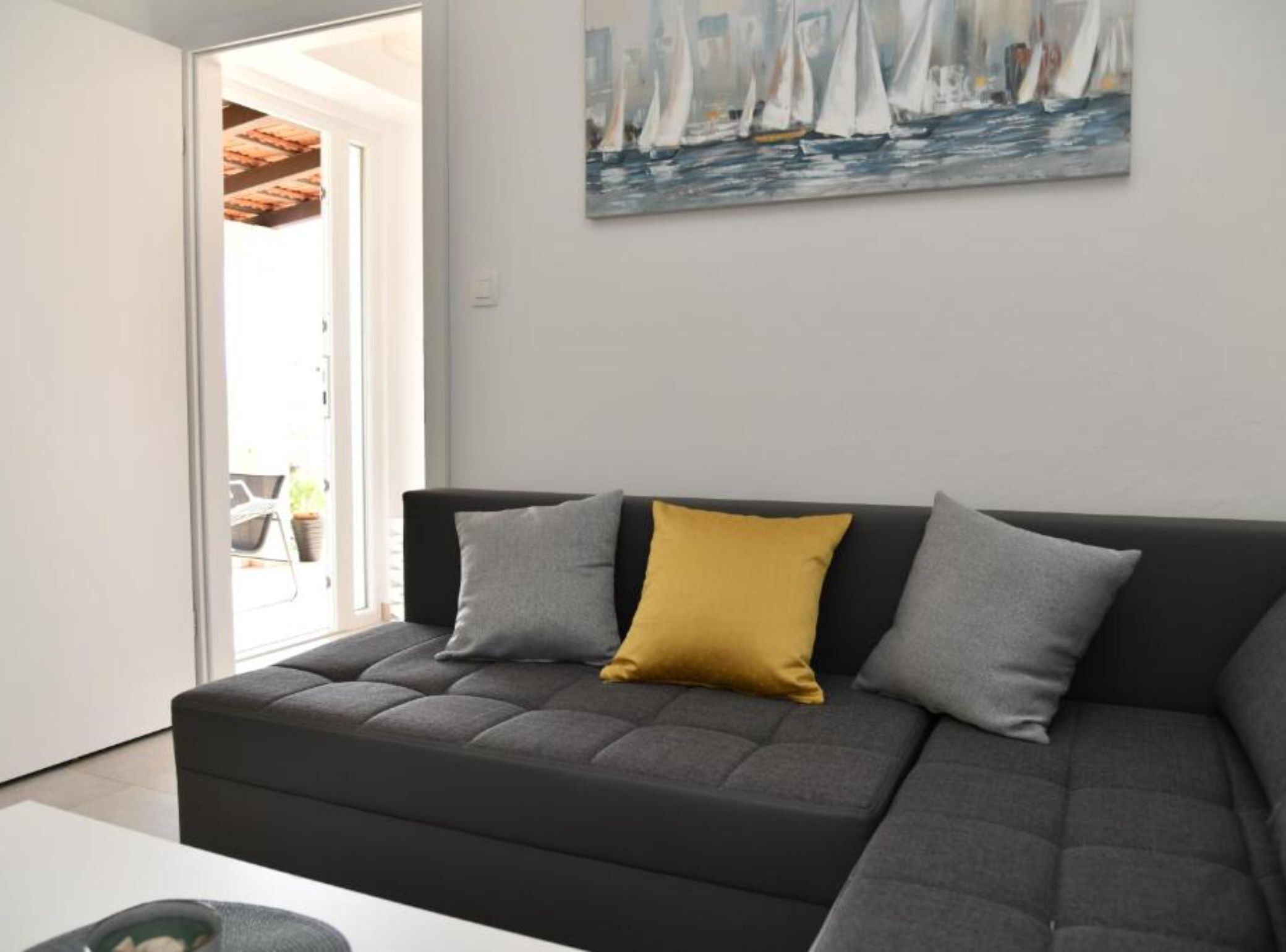 Appartement (Two Bedroom Apartment with Balcony an) | Woonkamer | Een 32-inch flatscreentelevisie met satellietzenders